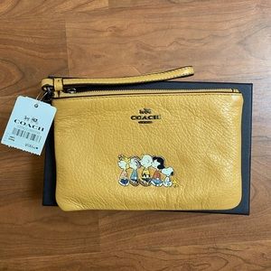 💯 Authentic Coach x Peanuts Snoopy & Friends Zip Wristlet Bag NWT Tan/Camel